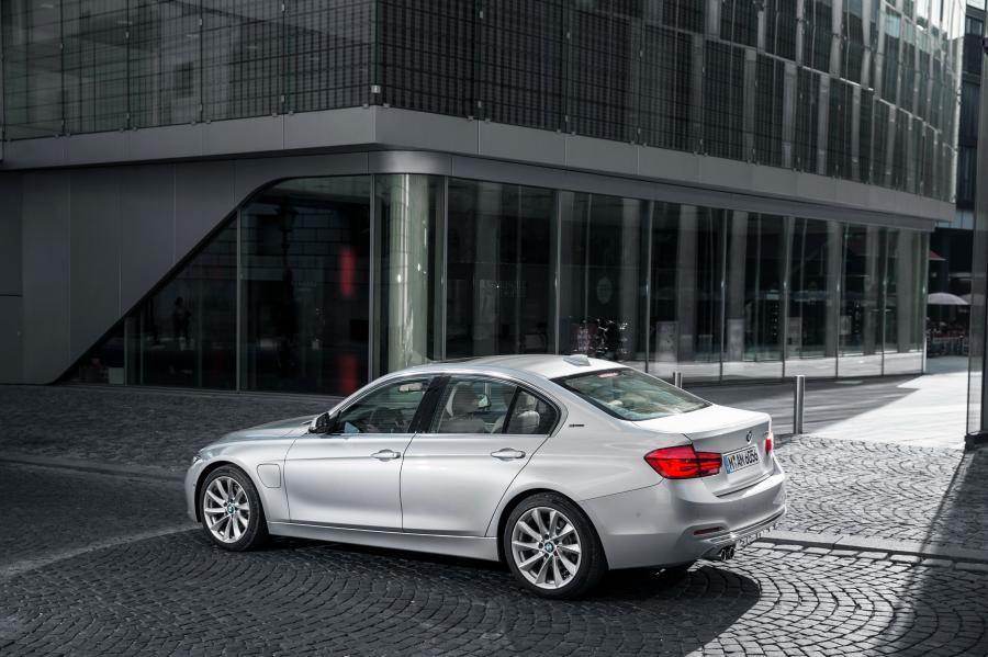  BMW 330e (F30) 2016 года  (WW) (фото 32 из 40)